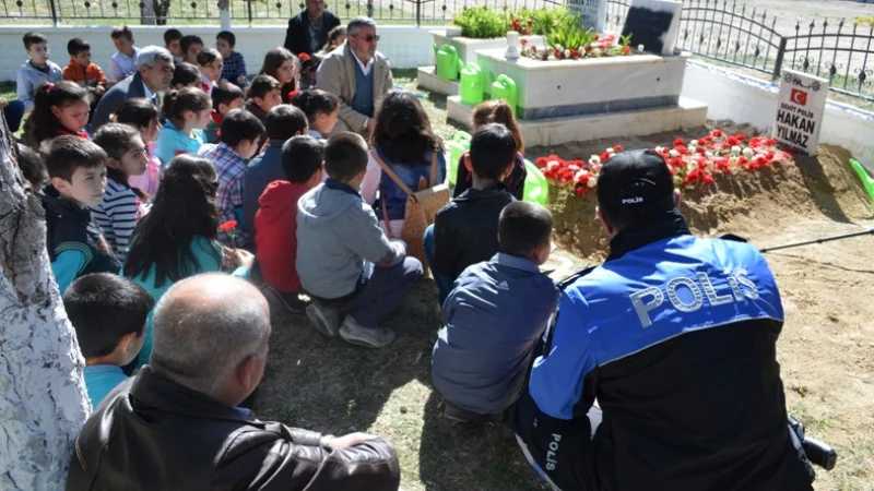 Karaman'da Öğrencilerden Şehit Hakan Yılmaz'a Anlamlı Ziyaret