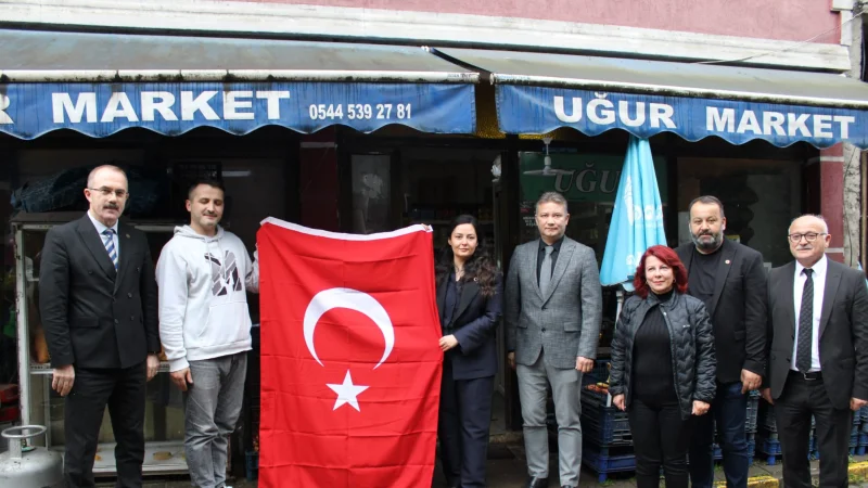 Keşap'ta Esnaf ve Vatandaşlara Türk Bayrağı Hediye Edildi