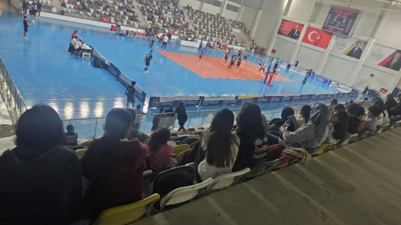 Kilis'te Koruma Altındaki Çocuklar Voleybol Heyecanını Tribünde Yaşadı
