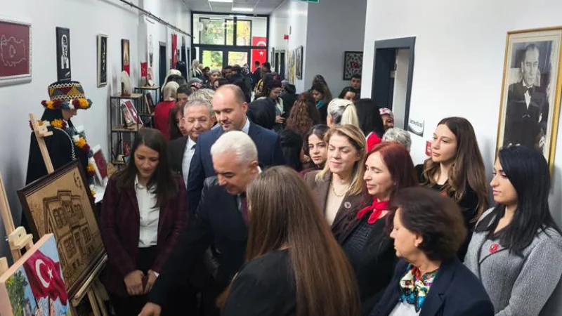 Kırklareli'de 'Üreten Kadınlarla Yaşayan Cumhuriyet' Sergisi Açıldı