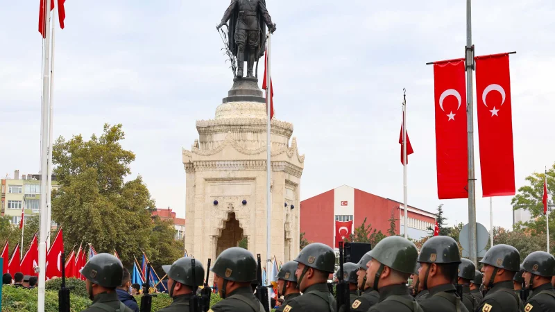 Konya'da 29 Ekim Cumhuriyet Bayramı Coşkusu Çelenk Sunma Töreniyle Başladı