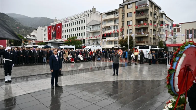 Manisa'da 29 Ekim Cumhuriyet Bayramı Coşkusu Çelenk Sunma Töreniyle Başladı