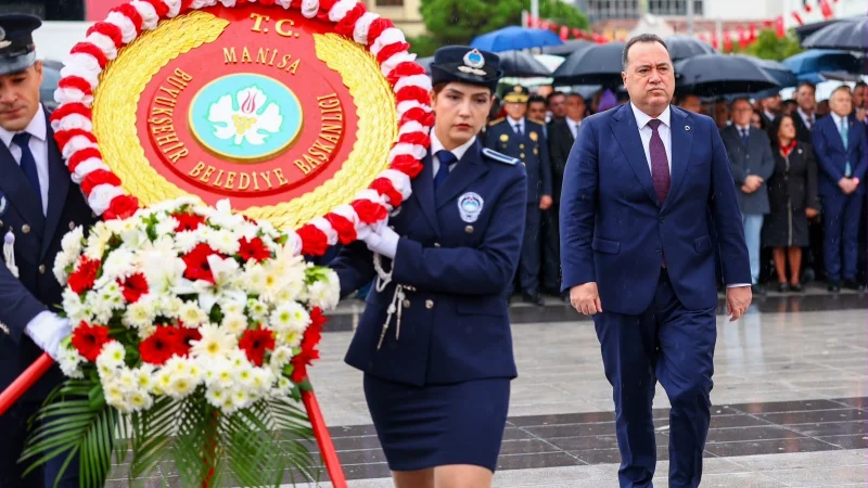 Manisa'da Cumhuriyet Bayramı Coşkusu Çelenk Sunma Töreniyle Başladı