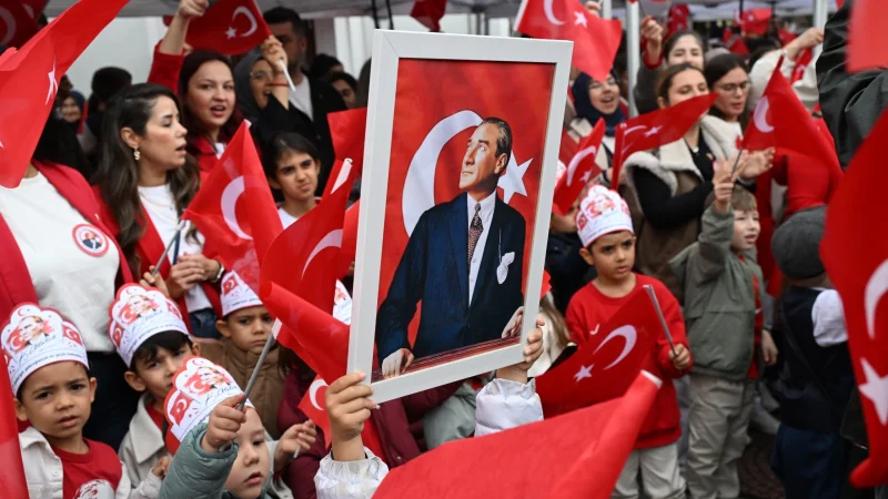 Manisa'da Cumhuriyet Bayramı Coşkusu: Çocuklar Tarihi Gazete Dağıttı
