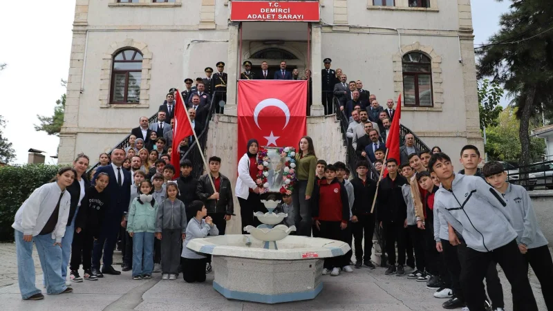 Manisa'nın Demirci İlçesinde 29 Ekim Cumhuriyet Bayramı Çelenk Sunma Töreniyle Başladı