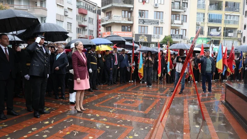 Nazilli'de 29 Ekim Cumhuriyet Bayramı Kutlamaları Çelenk Sunma Töreniyle Başladı