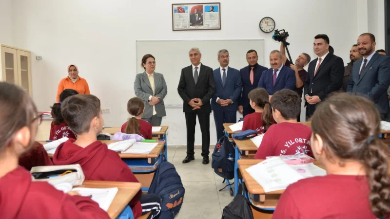 Osmaniye'de Okul Ziyareti: Milletvekili Derya Yanık Öğrencilerle Bir Araya Geldi