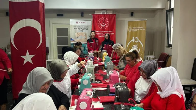 Pendik'te Cumhuriyet Coşkusu: Aileler Türk Bayrağı Dikti