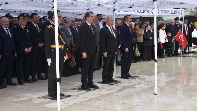 Salihli'de Cumhuriyet'in 103. Yıl Dönümü Çelenk Sunma Töreniyle Başladı