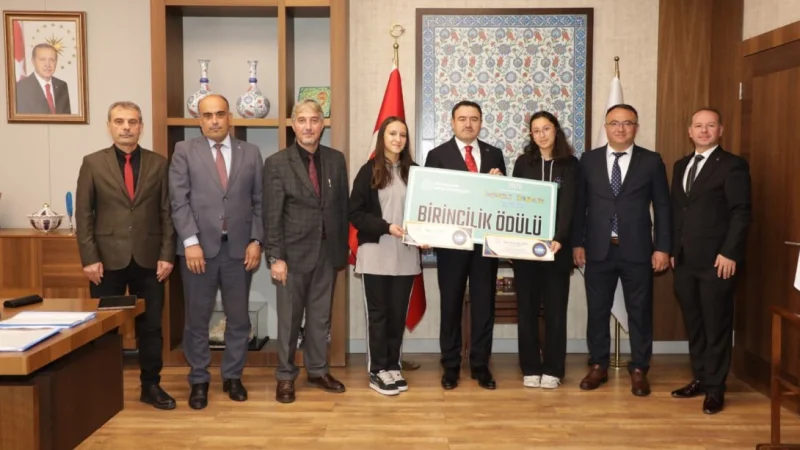 Tavşanlılı Öğrencilerin 'Paramı Yönet' Projesi Türkiye Birincisi Oldu