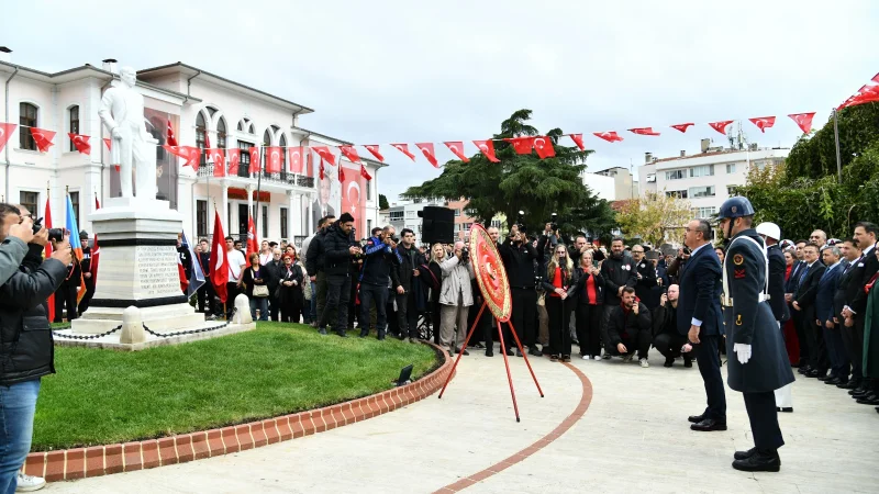 Tekirdağ'da 29 Ekim Cumhuriyet Bayramı Coşkusu Çelenk Töreniyle Başladı