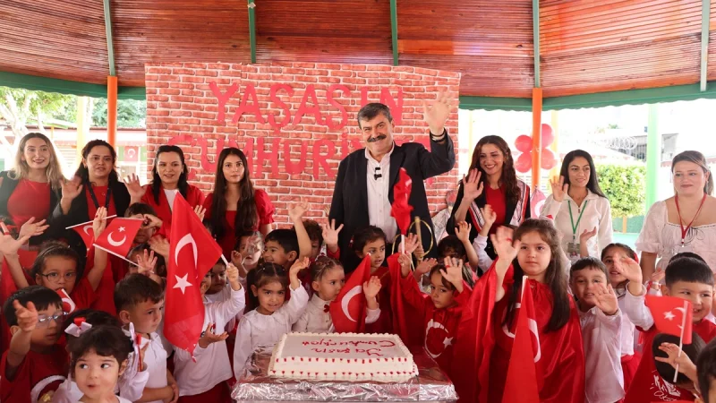 Toroslar'da Gündüz Bakımevi Öğrencilerinden Renkli Cumhuriyet Kutlaması