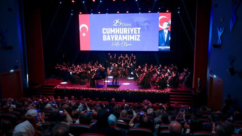 Trabzon Akçaabat'ta Cumhuriyet Bayramı Konserine Yoğun İlgi