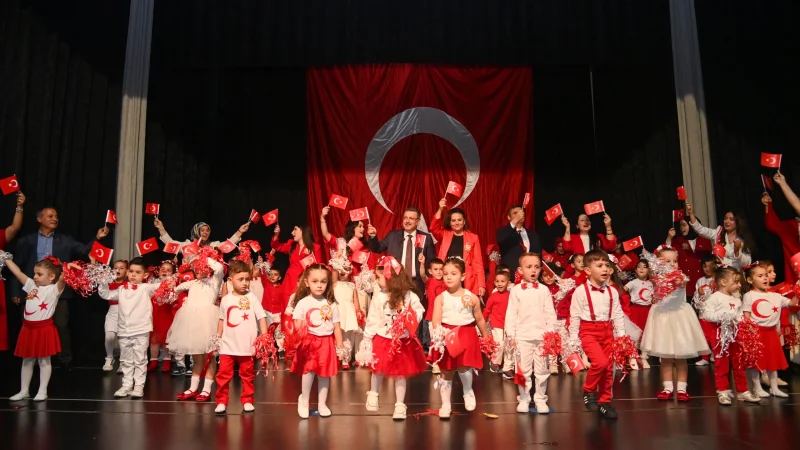 Trabzon'da Miniklerden Renkli Cumhuriyet Balosu