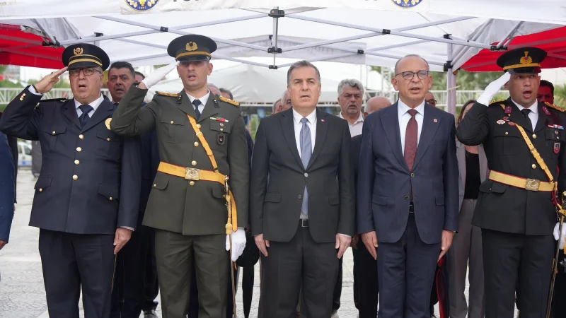 Turgutlu'da 29 Ekim Cumhuriyet Bayramı Kutlamaları Çelenk Sunma Töreniyle Başladı