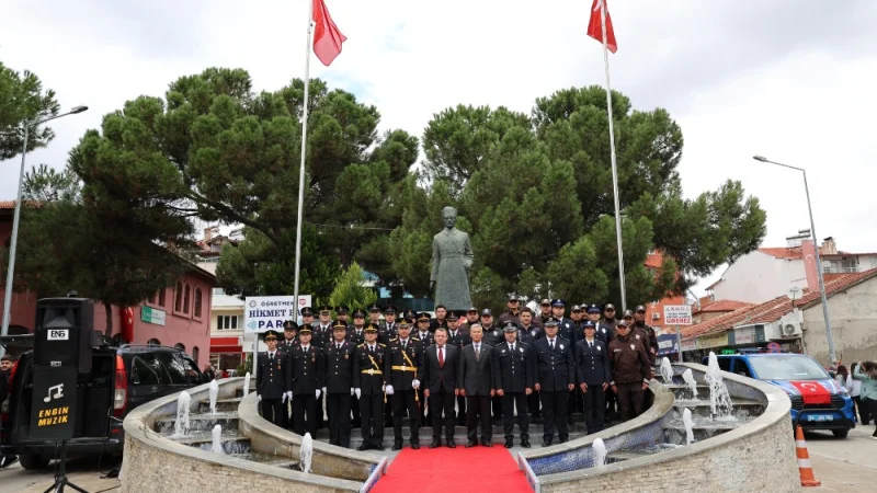 Uşak'ın Eşme İlçesinde Cumhuriyet'in 103. Yılı İçin Çelenk Sunma Töreni Düzenlendi