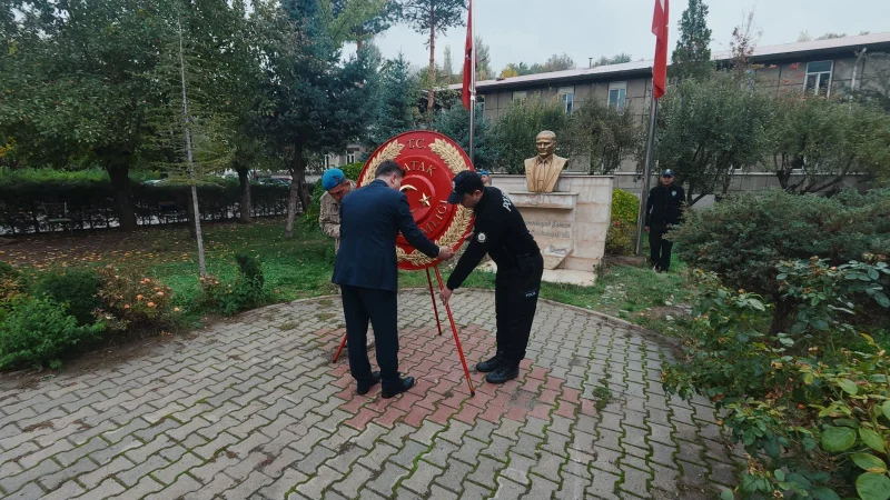 Van Çatak'ta Cumhuriyet Bayramı Çelenk Sunma Töreni Düzenlendi