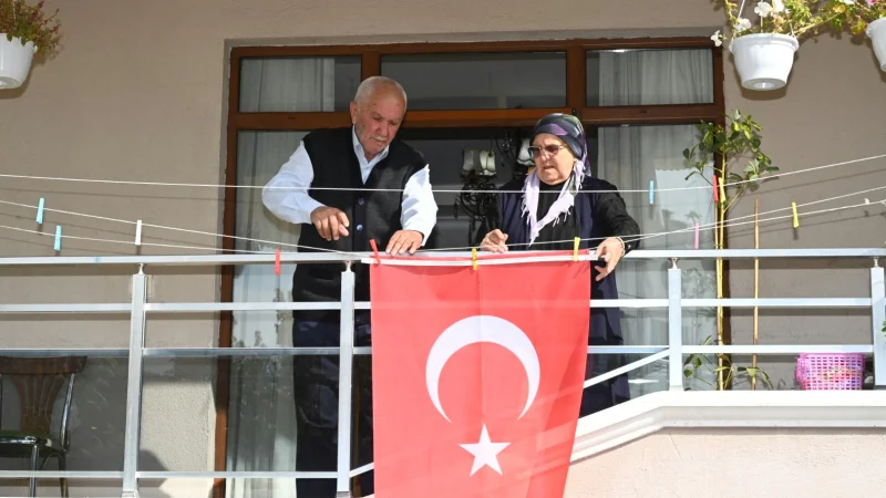 Aksaray'da Vatandaşın Bayrak Talebi Cadde Boyunca Karşılık Buldu
