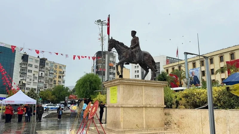 Bornova'da 29 Ekim Cumhuriyet Bayramı Kutlamaları Çelenk Sunma Töreniyle Başladı