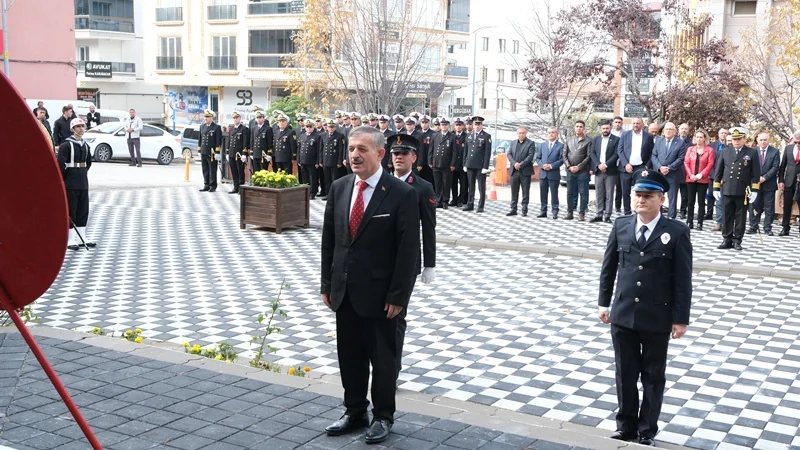 Elmadağ'da 29 Ekim Cumhuriyet Bayramı Çelenk Sunma Töreni Düzenlendi