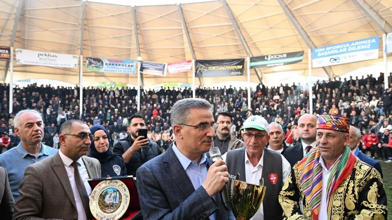 Erzurum'da 103. Uluslararası Uzundere Geleneksel Cumhuriyet Karakucak Güreşleri Heyecanı