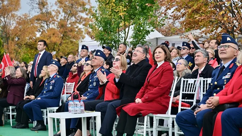 Eskişehir'de Cumhuriyet Coşkusu SOLOTÜRK Gösterisiyle Zirveye Çıktı