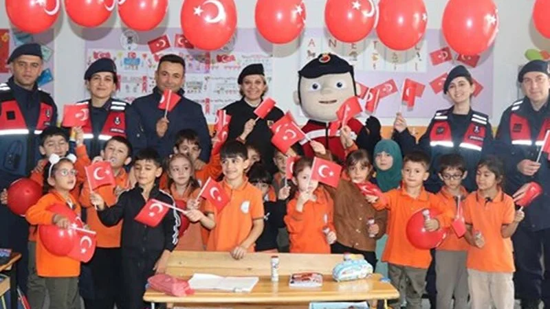 Eskişehir'de Jandarmadan Çukurhisar İlkokulu'na 29 Ekim Ziyareti