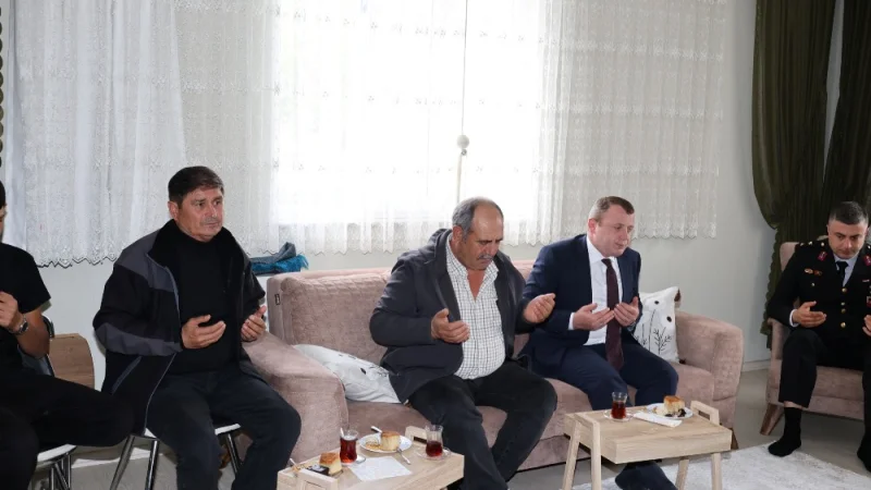 Eşme Kaymakamı Mustafa Görmüş'ten Şehit P. Onb. Süleyman Aydındağ'ın Ailesine Ziyaret