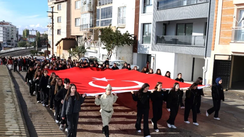 Eşme'de 29 Ekim Cumhuriyet Bayramı Coşkusu Fener Alayı ile Kutlandı