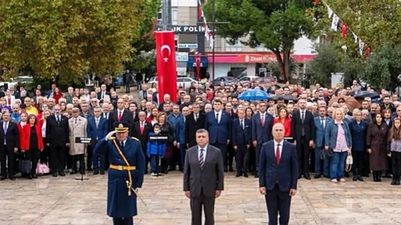 Gaziemir'de 29 Ekim Cumhuriyet Bayramı Çelenk Sunma Töreni Gerçekleştirildi