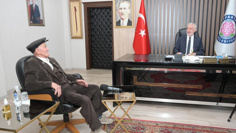 Isparta'da 85 yaşında Ethem amcadan Cumhuriyet Bayramı'na özel şiirler