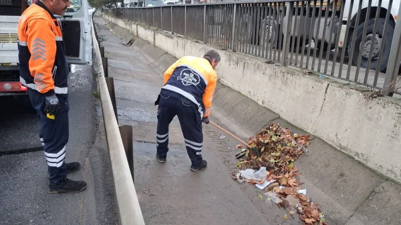 İstanbul'da Sağanak ve Fırtına Alarmı: İBB Ekipleri Sahada