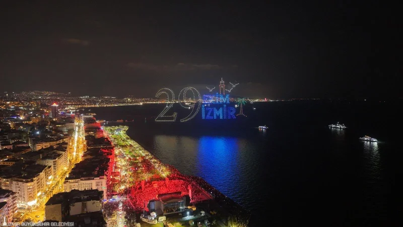 İzmir'de 29 Ekim Coşkusu: Bin Dronluk Işık Gösterisi ve Ceza Konseri