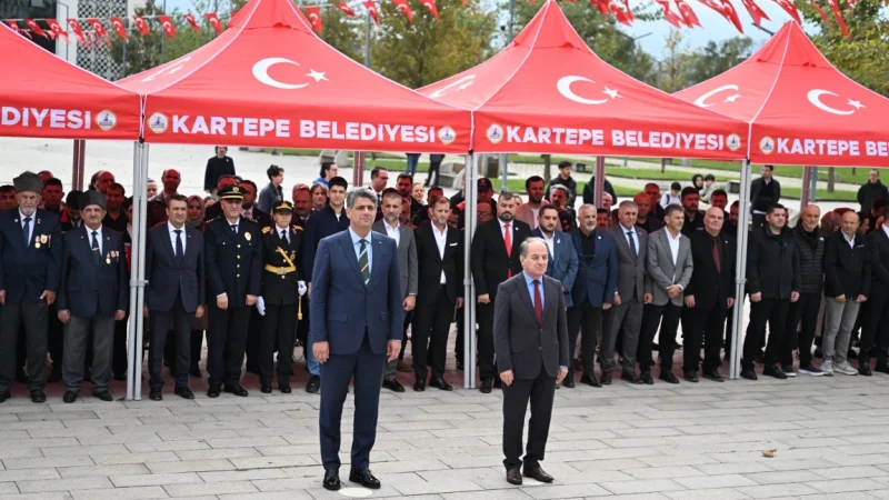 Kartepe Kent Meydanı'nda 29 Ekim Cumhuriyet Bayramı Çelenk Sunma Töreni Düzenlendi