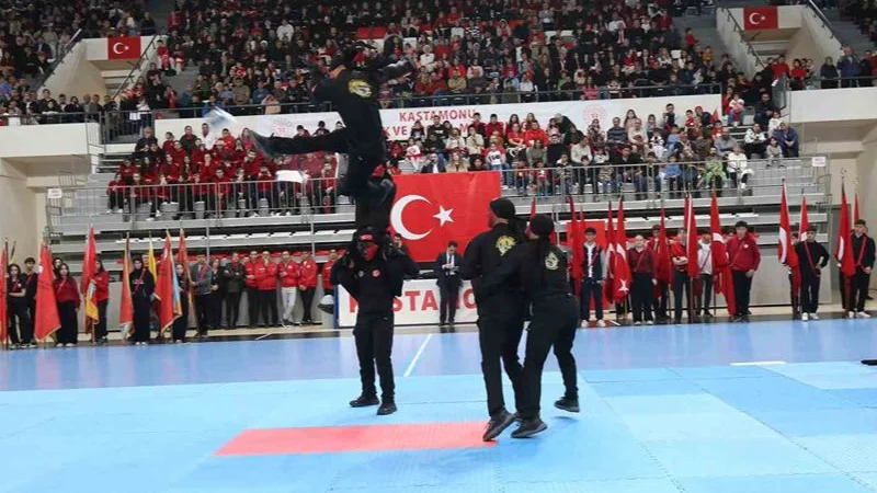 Kastamonu'da 29 Ekim Coşkusu: Komandolar ve Milli Sporcuların Gösterileri Büyük İlgi Gördü