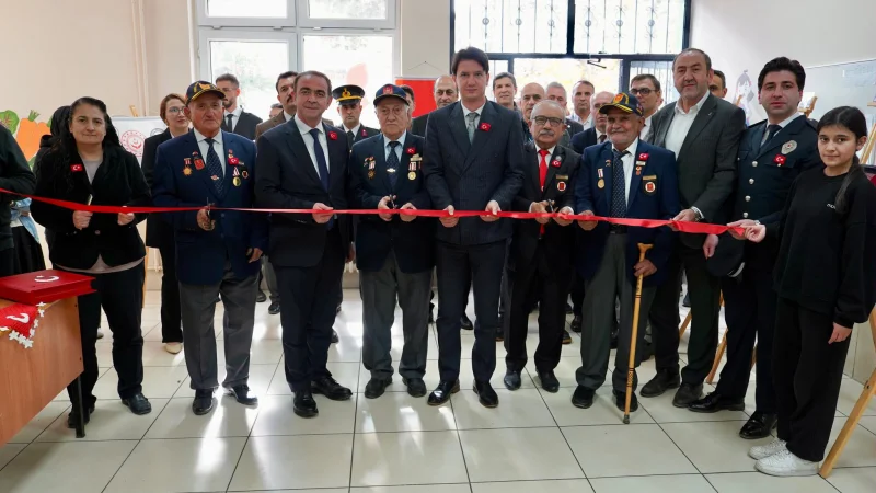 Keles'te 29 Ekim Cumhuriyet Bayramı'na Özel "Sanatım Bayrağım" Resim Sergisi Açıldı