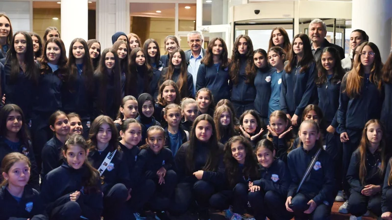 Kemer'de Voleybolculara Motivasyon Yemeği