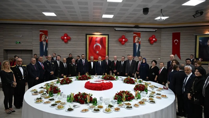 Manisa'da Cumhuriyet Bayramı Kabul Töreni Düzenlendi
