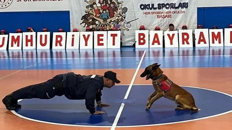Nevşehir'de Cumhuriyet Bayramı Kutlamalarında Jandarma Köpeği 'Nefes'in Gösterisi İlgi Gördü