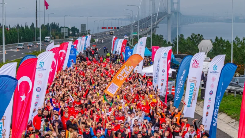 Osmangazi Köprüsü'nde Tarihi Cumhuriyet Koşusu: 6 Bin 500 Kişi Katıldı