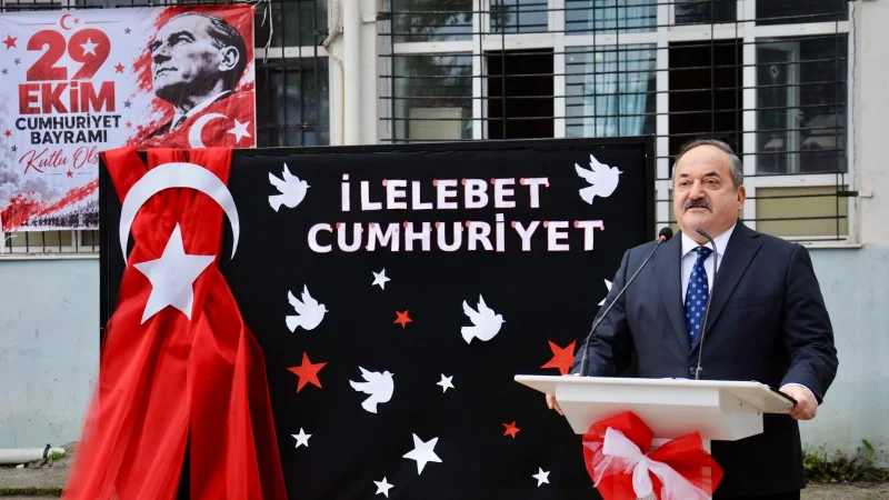 Seyhan'da Öğrencilerden Coşkulu Cumhuriyet Şenliği
