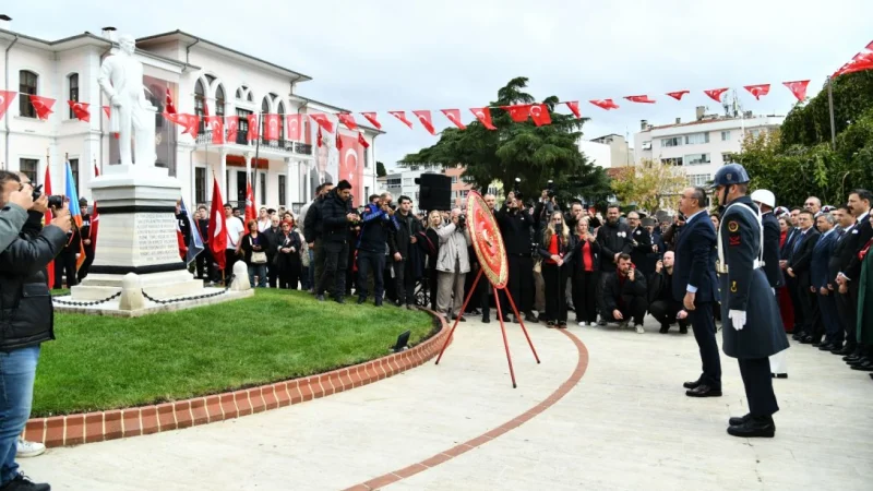 Tekirdağ'da 29 Ekim Cumhuriyet Bayramı Coşkusu Çelenk Töreniyle Başladı