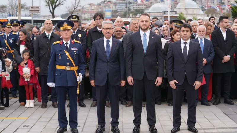 Üsküdar'da 29 Ekim Cumhuriyet Bayramı'nın 103. Yıl Dönümü İçin Çelenk Sunma Töreni Düzenlendi
