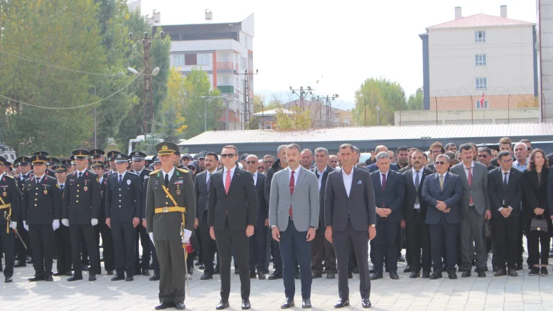 Van'ın Çaldıran İlçesinde 29 Ekim Cumhuriyet Bayramı Çelenk Sunma Töreniyle Başladı