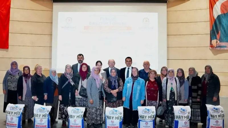 Acıpayam'da Üreticilere 5'li Karışım Yem Bitkisi Tohumu Dağıtıldı