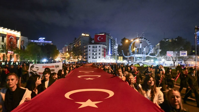 Ankara'da 29 Ekim Coşkusu: Başkentliler Meşalelerle 2. Meclis'e Yürüdü