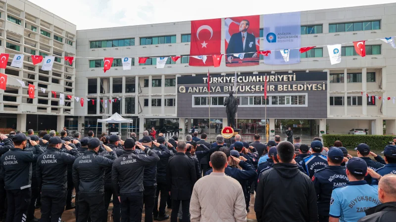 Antalya'da 29 Ekim Cumhuriyet Bayramı Coşkusu Çelenk Sunma Töreniyle Başladı