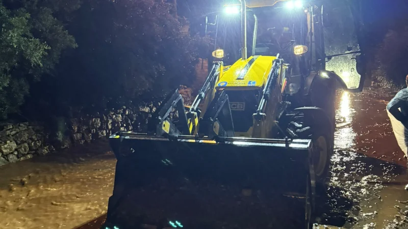 Antalya'da Aşırı Yağış Mesaisi: Ekipler Gece Boyunca Sahadaydı