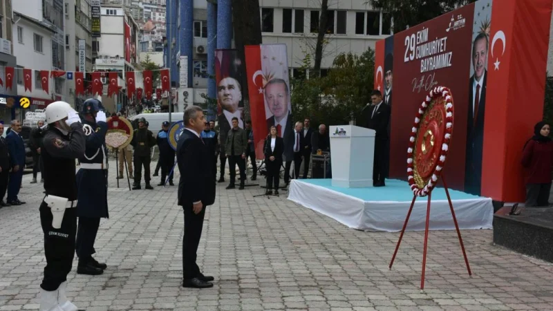 Artvin'de Cumhuriyet Bayramı Coşkusu Atatürk Anıtı'nda Başladı