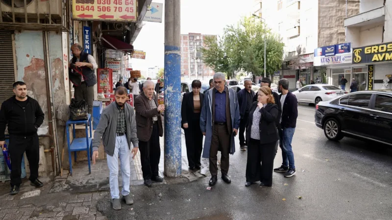 Bağlar'da Sağanak Yağış Sonrası Ekipler ve Başkanlar Sahada